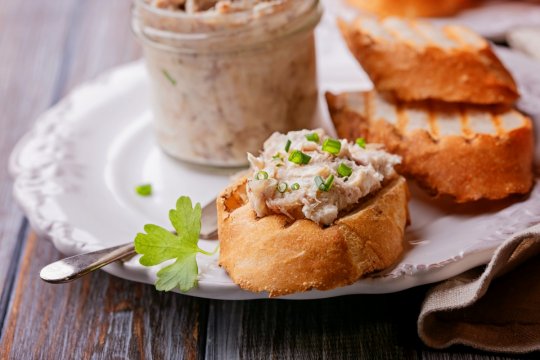 Fisch Rezept Räucherfisch Bruschetta mit Fischpate aus Tirol