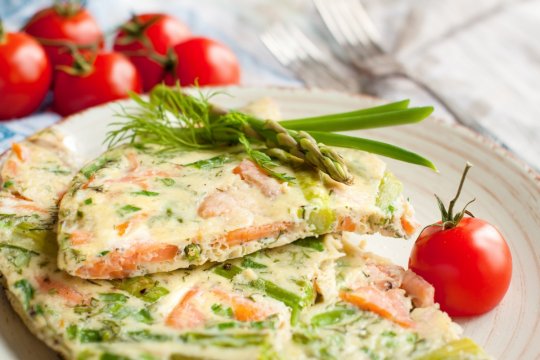 Fisch Rezept Räucherfisch Frittata mit Spargel. 